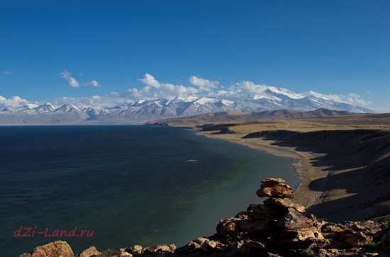 Гималайские горы со скал на берегу священного озера Манасаровар. Тибет, май 2013г.