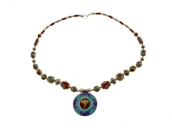Ожерелье из бусин с кулоном из бирюзы, лазурита и коралла
